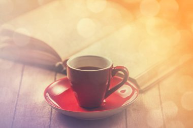 Bir fincan kahve ve kitap.