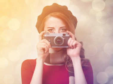 Kızıl saçlı kadın kamera ile