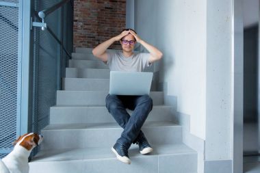 Dizüstü bilgisayar kullanan serbest meslek