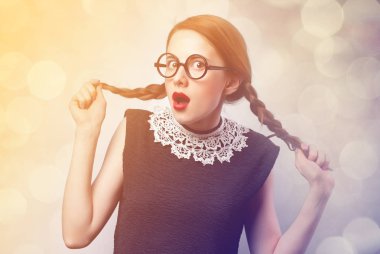 Genç Kızıl saçlı Kız bardaklarda