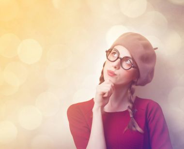 Kızıl saçlı kız pigtails ile