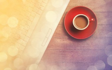 fincan kahve ve dizüstü 