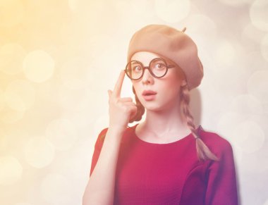 Kızıl saçlı kız pigtails ile