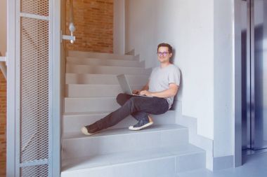 Dizüstü bilgisayar kullanan adam