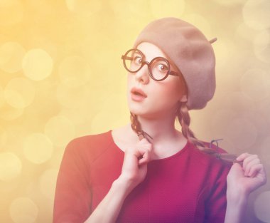 Kızıl saçlı kız pigtails ile