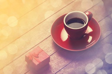 Masada bir fincan kahve.