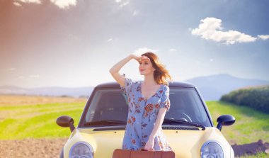 Bavullu genç kadın. 