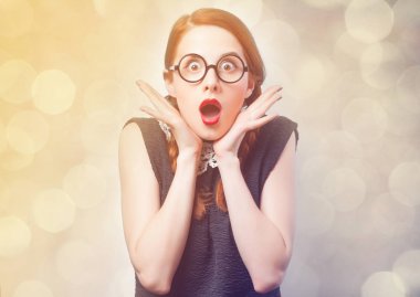 Genç Kızıl saçlı Kız bardaklarda