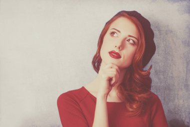 Kızıl saçlı kadın bere içinde 