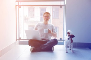 Serbest meslek sahibi adam kullanarak dizüstü 