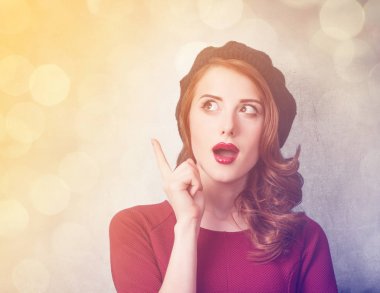 Kızıl saçlı kadın bere içinde 