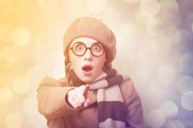 Paltonu ve kaşkolünü Kızıl saçlı kız