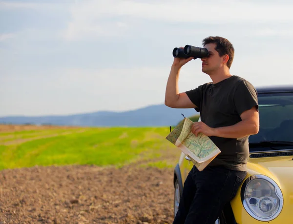 Man with map and binoculars — Stock Photo, Image