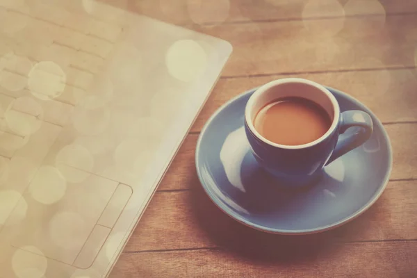 Tasse Kaffee und Laptop — Stockfoto