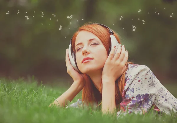 Κοκκινομάλλα κοπέλα με ακουστικά — Φωτογραφία Αρχείου
