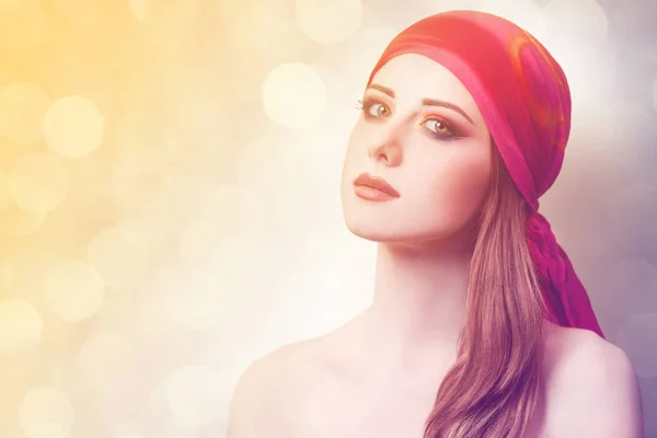 Roodharige vrouw met doek op hoofd — Stockfoto