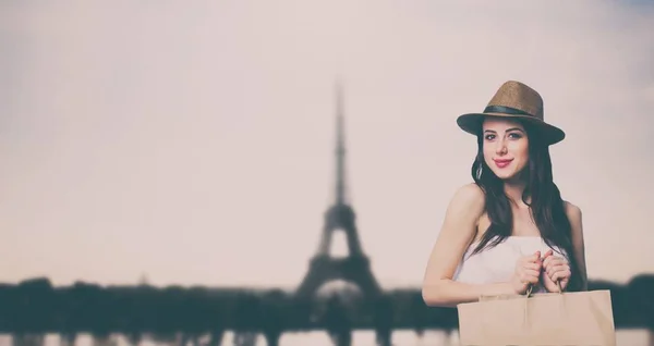 Jeune femme avec des sacs à provisions — Photo