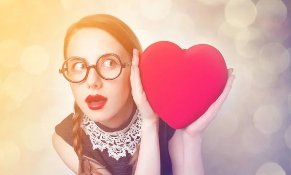 Nerd rossa ragazza con forma di cuore — Foto Stock