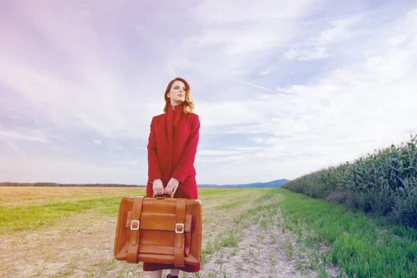 Jeune femme en manteau rouge — Photo