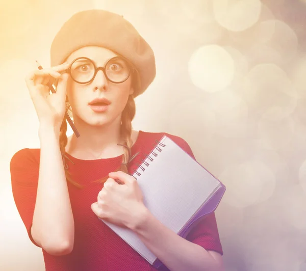 Menina ruiva com caderno e lápis — Fotografia de Stock