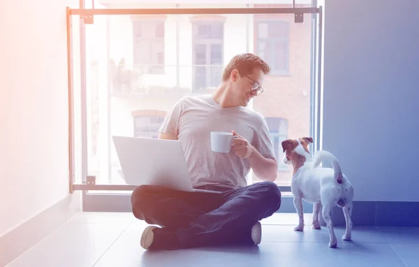 Freelancer Man met behulp van Laptop — Stockfoto