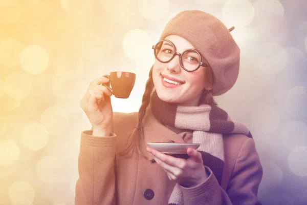 Fille rousse avec du café — Photo