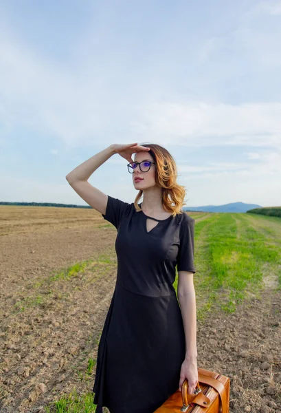 Jovem mulher em vestido preto — Fotografia de Stock