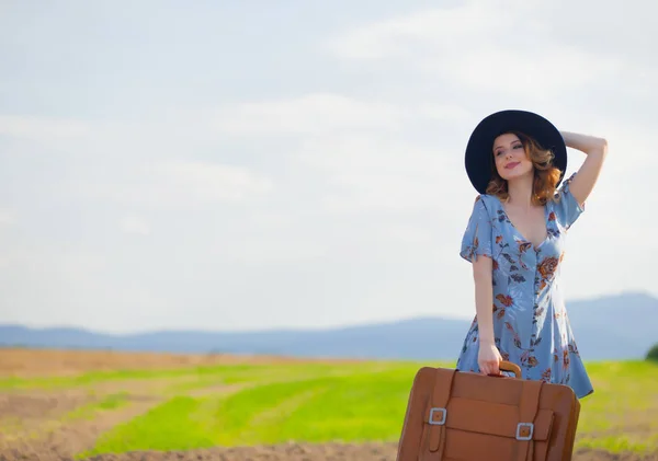 Szép nő, bőrönd — Stock Fotó