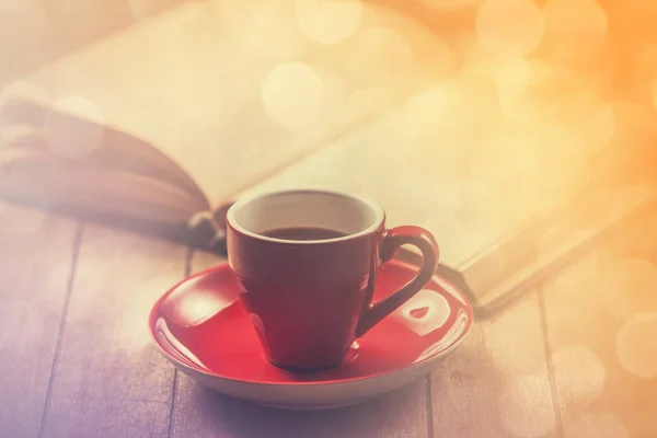Tasse Kaffee und Buch — Stockfoto