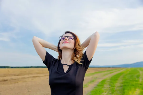 Frau mit Brille auf dem Land — Stockfoto