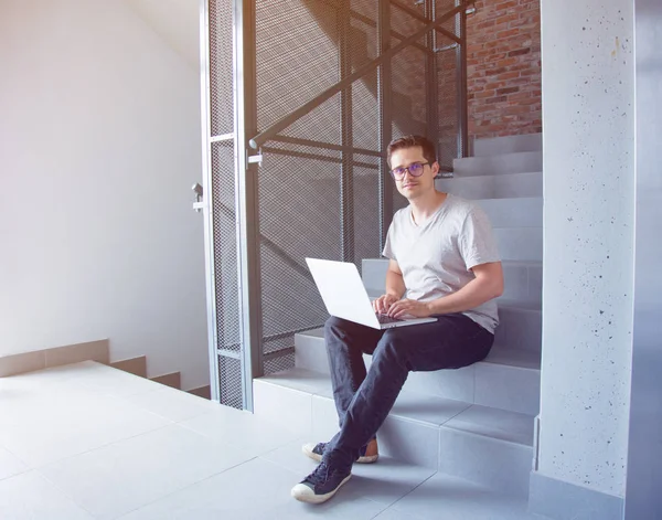 Dizüstü bilgisayar kullanan adam