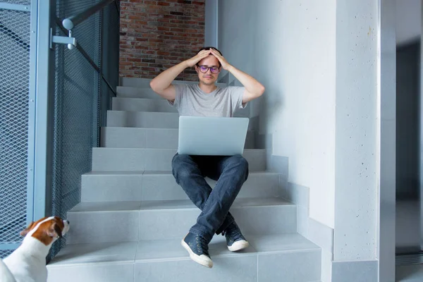 Dizüstü bilgisayar kullanan serbest meslek