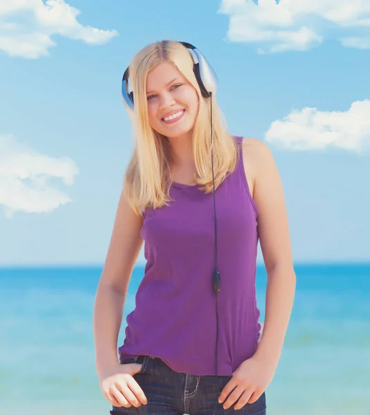 Blond meisje met koptelefoon — Stockfoto