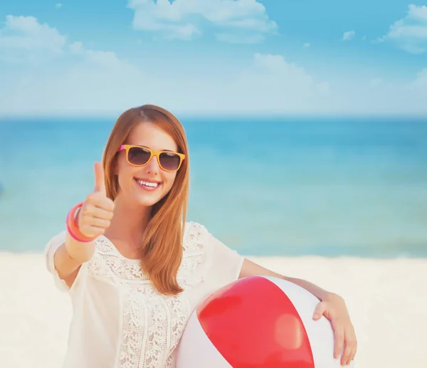 Ragazza rossa con palla giocattolo — Foto Stock