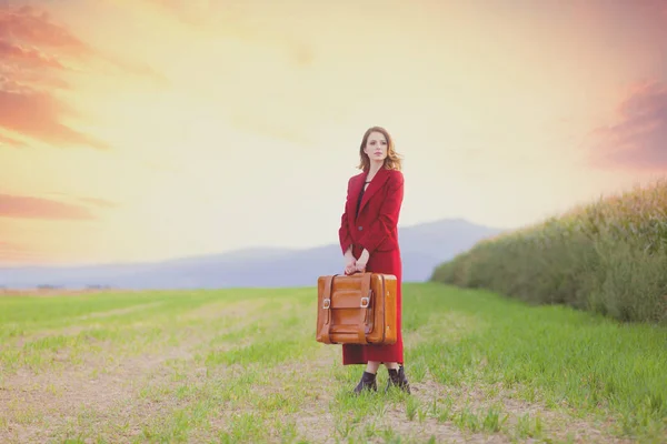 Jeune femme en manteau rouge — Photo