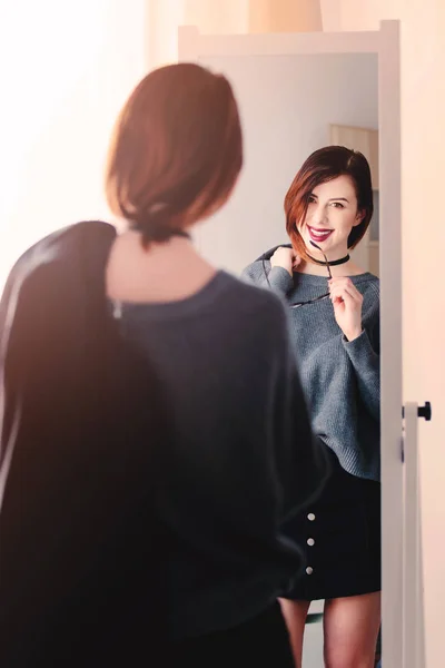 Женщина, стоящая перед зеркалом — стоковое фото