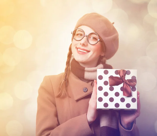 Rothaarige Mädchen mit Geschenkbox — Stockfoto