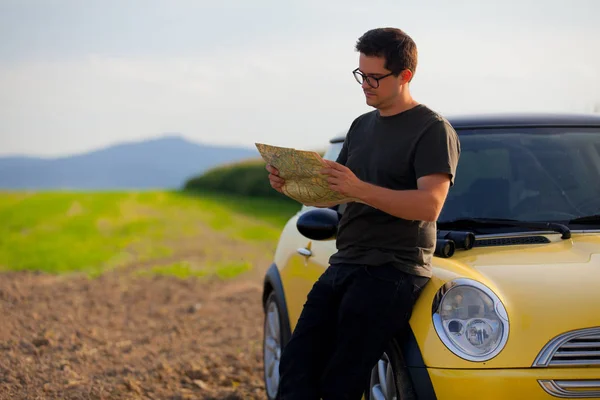 Young man standing near car — Stock Photo, Image