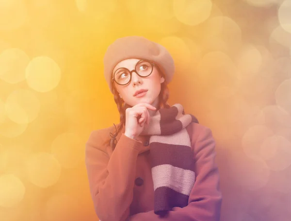 Fille rousse en manteau et écharpe — Photo