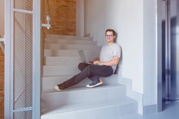 Dizüstü bilgisayar kullanan adam