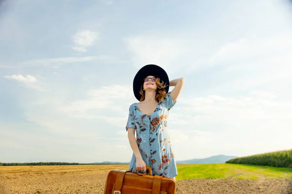 Hermosa mujer con maleta — Foto de Stock