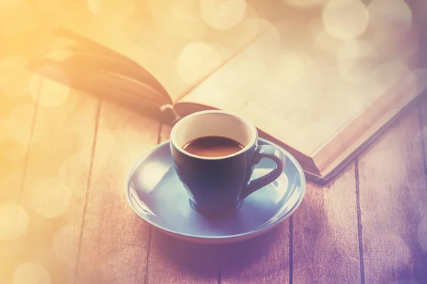 Tasse Kaffee und Buch — Stockfoto