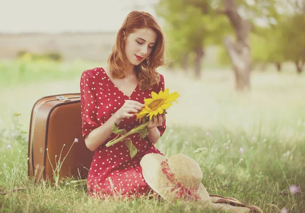 Redhead dívka s slunečnice — Stock fotografie
