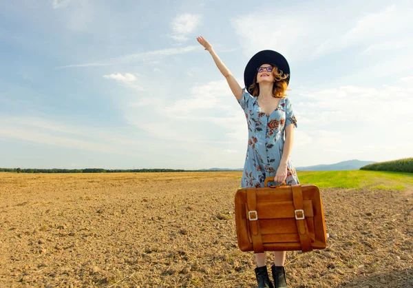 Krásná žena s kufrem — Stock fotografie