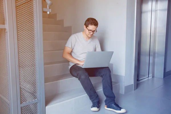 Dizüstü bilgisayar kullanan adam