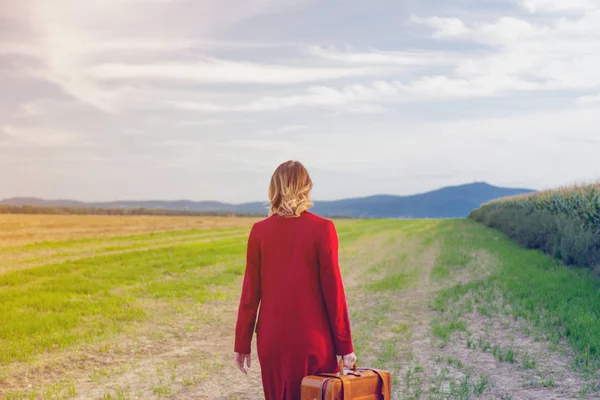 Kırmızı ceketli genç bayan.