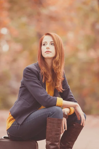 Fille rousse avec valise — Photo