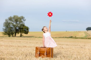 Seyahat bavul ve oyuncak ile kız