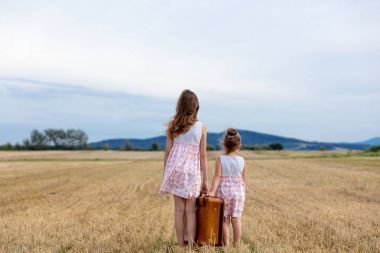 Bavul tutan iki kız