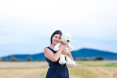 Oyuncak ayı ile üst düzey kadın